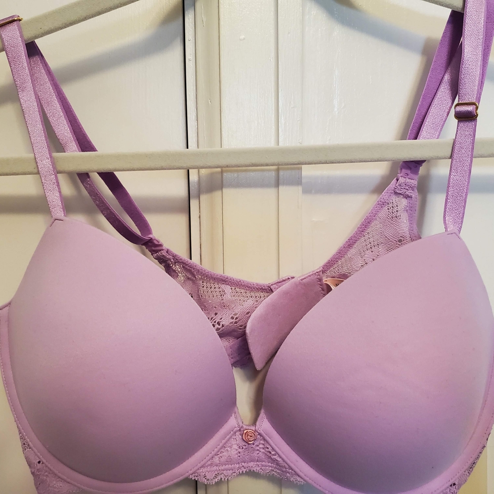 Gorgeous Victoria Secret Lavender Lace Bra, New w/o Tags
